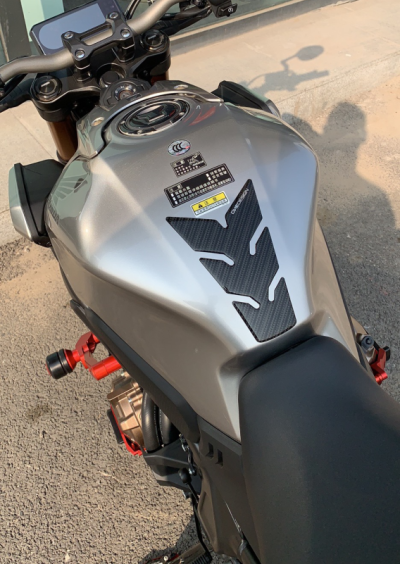 Протектор за резервоар OneDesigin CARBON LOOK PADM1P